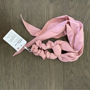 Rare Lululemon Uplifting Scrunchie *Flow
Misty Pink